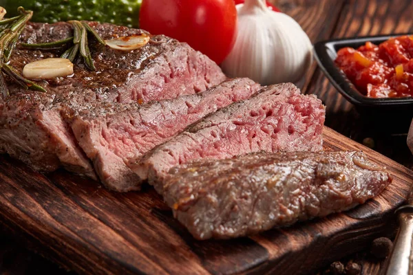 Viande Grillée Steak Boeuf Moyen Rare Sur Planche Découper Bois — Photo