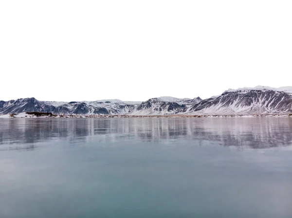 アイスランドの凍った湖の表面に映る山々 — ストック写真