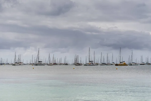 Widok Ocean Żaglówkami Morzu Sainte Anne Pochmurną Pogodę Przed Deszczem — Zdjęcie stockowe