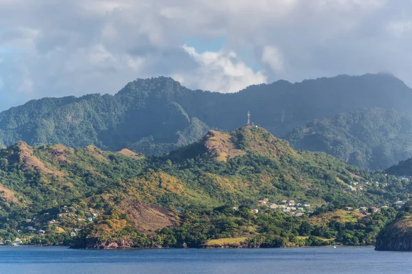 在圣文森特和格林纳丁斯克莱尔山谷的山上有许多住宅的海岸线景观 — 图库照片