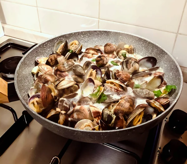 Cozinhando Amêijoas Uma Panela Pedra Usando Salsa Vinho Branco Cozinha — Fotografia de Stock