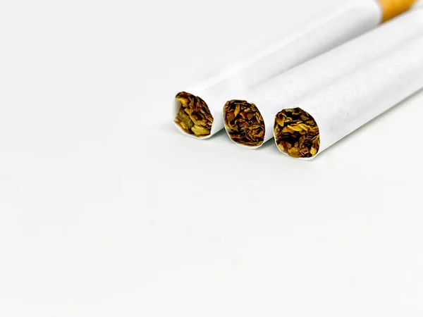 Visão Perto Três Cigarros Isolados Fundo Branco — Fotografia de Stock