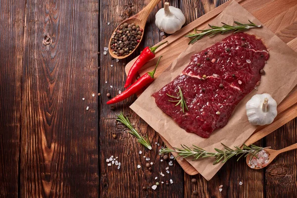 Viande Fraîche Crue Steak Boeuf Sur Planche Découper Bois Clair — Photo