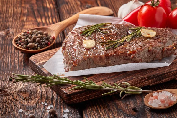 Viande Rôtie Steak Bœuf Grillé Sur Planche Découper Bois Brindilles — Photo