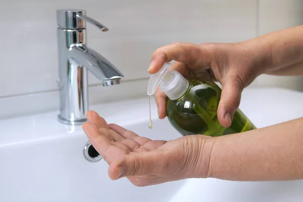 Femme Lave Les Mains Avec Savon Sur Lavabo — Photo