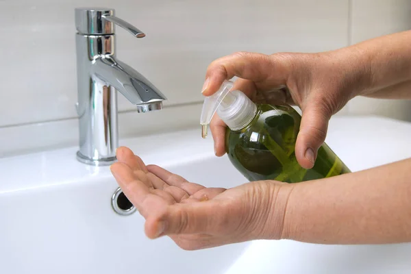 Mulher Lavando Mãos Com Sabão — Fotografia de Stock