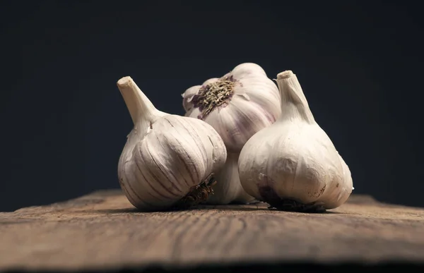 Fyra Lökar Vitlök Ett Rustikt Köksbord Låg Vinkel Hälsosam Kost — Stockfoto