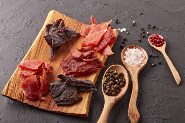 Jerky Conjunto Varios Tipos Carne Picada Seca Bandeja Madera Diversos — Foto de Stock