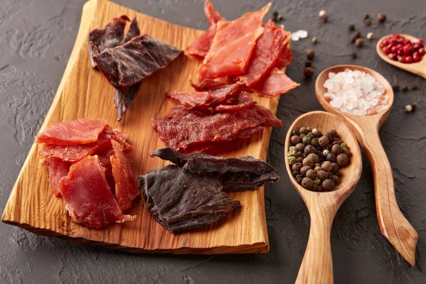 Jerky Conjunto Varios Tipos Carne Picada Seca Bandeja Madera Diversos — Foto de Stock