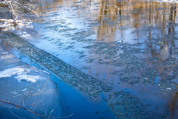 Morceaux Glace Brisant Long Une Rivière Hiver Coulant Rapidement — Photo