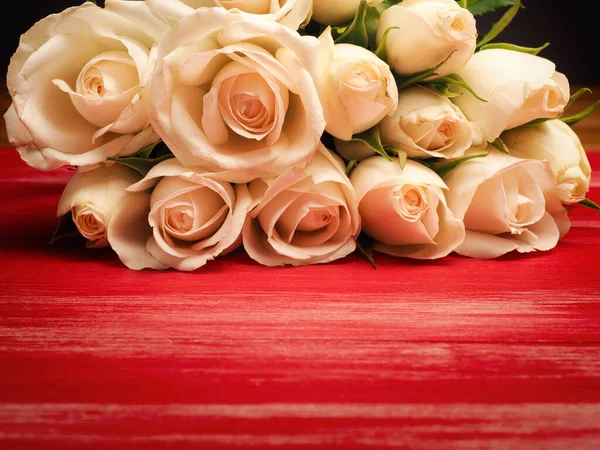 Bukiet Białych Róż Czerwonym Drewnianym Stole Miejscem Tekst — Zdjęcie stockowe
