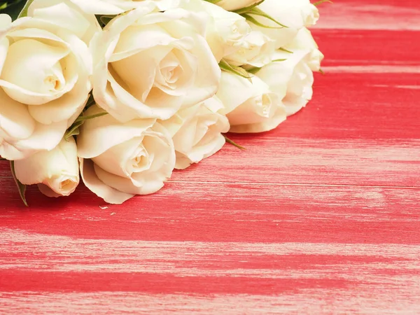 Bukiet Białych Róż Czerwonym Drewnianym Stole Miejscem Tekst — Zdjęcie stockowe