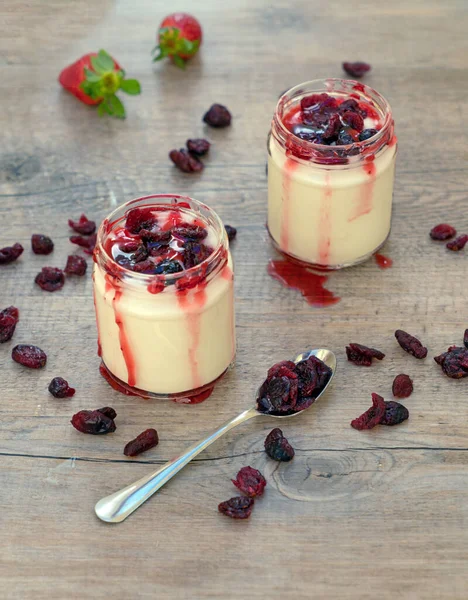 Zelfgemaakte Yoghurt Met Bessen Vers Fruit Een Houten Ondergrond — Stockfoto