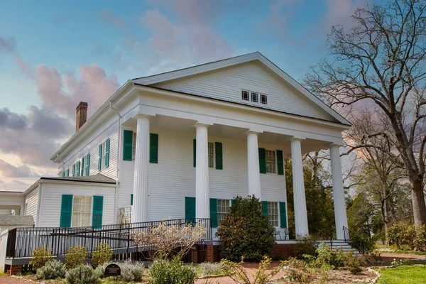 Une Maison Coloniale Blanche Avec Des Colonnes Sur Porche Une — Photo