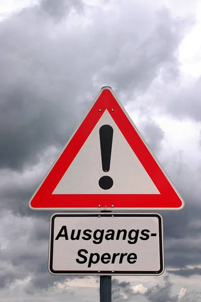 Straßenschild Mit Rot Weißen Wolken — Stockfoto