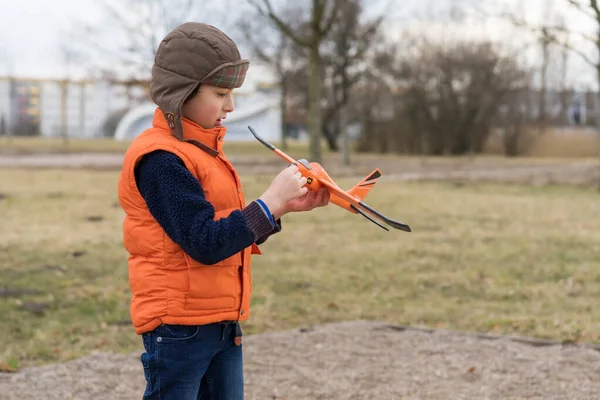 Pojke Leker Naturen Med Modell Glidare Flygplan — Stockfoto