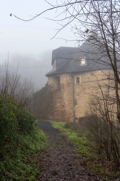 Alman Şehrinde Sonbaharda Sis Ile Marburg Denilen Landgrave Sarayı — Stok fotoğraf