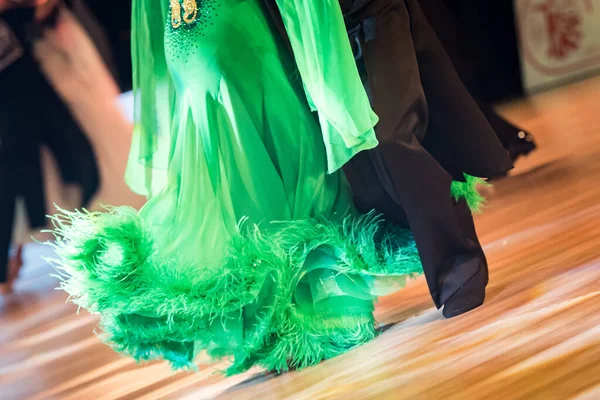 축제에서 춤추는 댄서들 — 스톡 사진