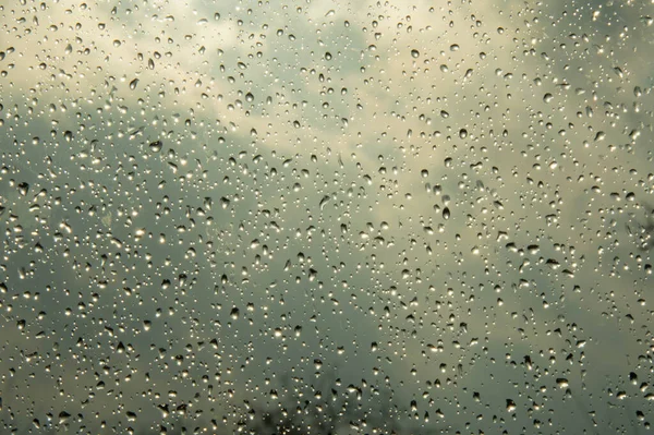 Céu Bonito Nuvens Chuva Vidro Molhado Gotas Água Vidro Gotas — Fotografia de Stock