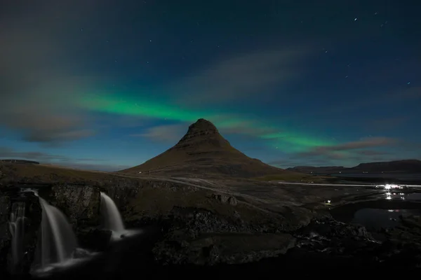 アイスランド北ヨーロッパ雪と緑の芝生の美しい風景 — ストック写真