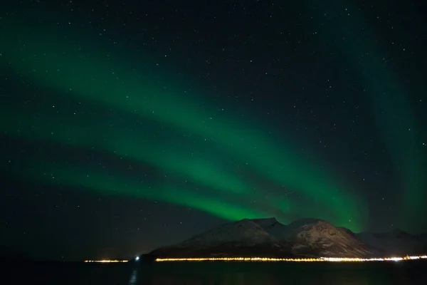 의산들을 북극광 — 스톡 사진