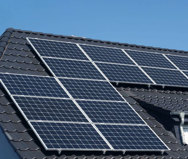 Panele Słoneczne Dachu Energia Alternatywna Zerowa Emisja Spalin Energia Słoneczna — Zdjęcie stockowe