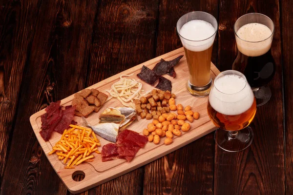 Tre Bicchieri Con Birra Diversa Set Snack Vario Tipo Scaglie — Foto Stock