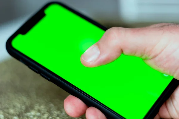 Pollice Una Mano Maschile Mentre Tocca Schermo Verde Telefono Cellulare — Foto Stock