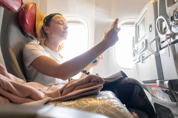 Mujer Joven Casual Refrescarse Durante Vuelo Avión Viajera Volando Avión — Foto de Stock