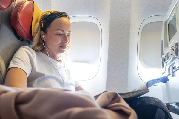 Mujer Joven Ocasional Leyendo Revista Escuchando Música Avión Mujer Viajera — Foto de Stock
