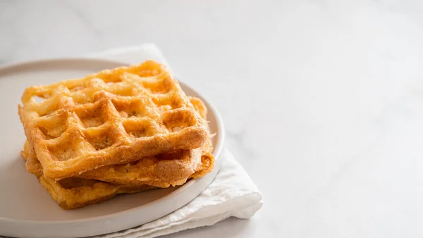 Perfekte Herzhafte Keto Waffeln Zwei Zutaten Stehen Auf Einem Teller — Stockfoto