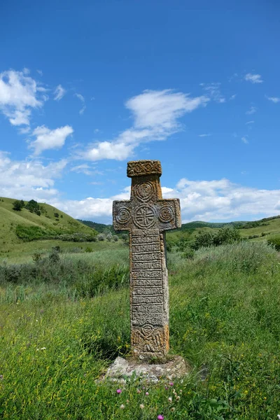 Старый Деревянный Крест Фоне Гор — стоковое фото