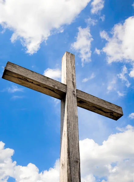 Starý Dřevěný Katolický Kříž Proti Modré Obloze Bílé Mraky Slunečném — Stock fotografie