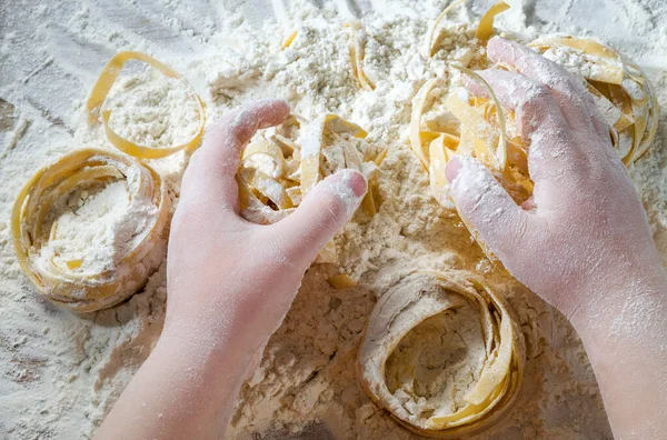 Cosparso Pasta Farina Grano Bianco Mani Bambino Che Farina Cosparso — Foto Stock