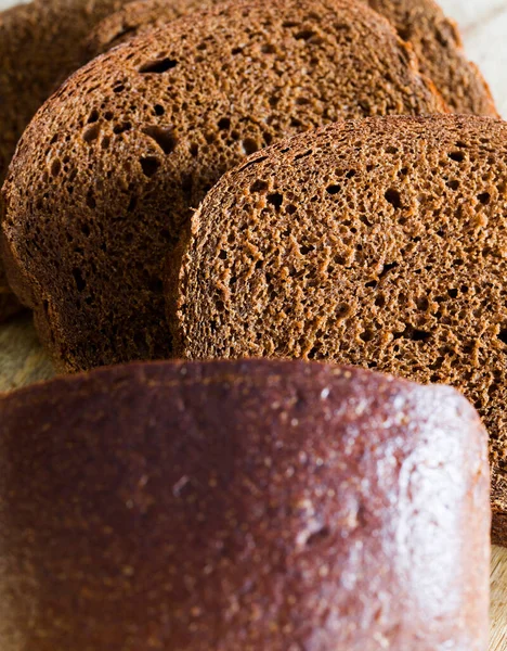 Brokken Donker Zwart Brood Gemaakt Van Roggemeel Close Van Voedsel — Stockfoto