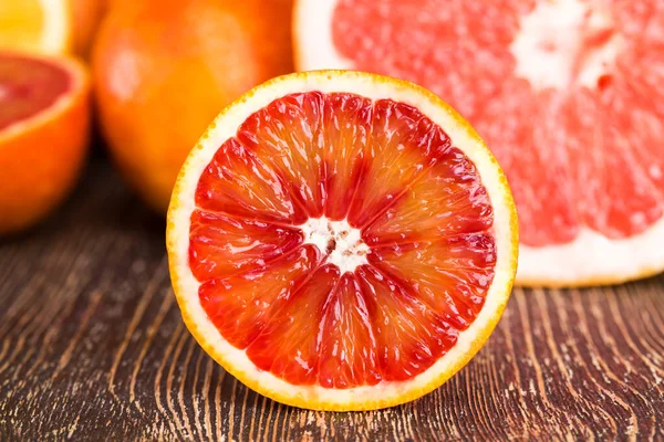 Laranja Vermelha Deliciosa Fruta Laranja Cortada Metades Durante Preparação Sobremesas — Fotografia de Stock
