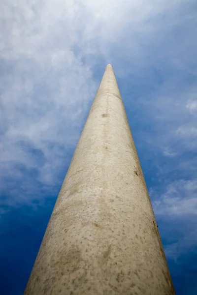 Mavi Gökyüzüne Karşı Uzun Beton Elektrik Direği Yakın Plan — Stok fotoğraf