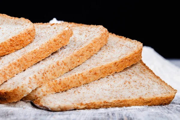 Tahtada Dilimlenmiş Ekmek — Stok fotoğraf