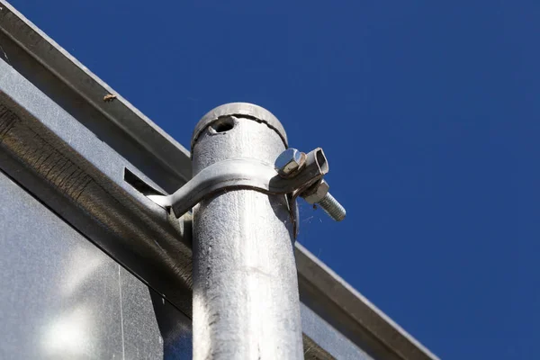 青い空の金属製の屋根 — ストック写真