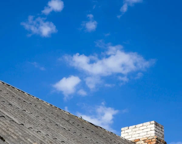 Mavi Gökyüzü Olan Bir Evin Çatısı — Stok fotoğraf