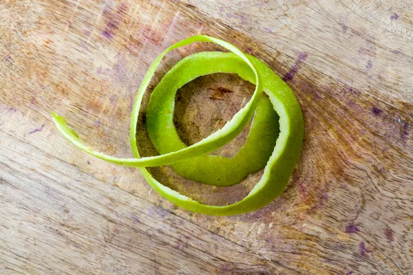 Manzana Verde Madura Jugosa Pelada Con Cuchillo Acostada Una Tabla —  Fotos de Stock