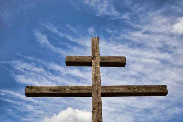 Oud Houten Orthodox Kruis Tegen Blauwe Lucht Witte Wolken Bij — Stockfoto