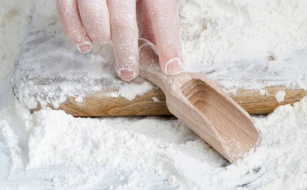 Enkel Träsked Med Vetemjöl Matlagning Ett Köksbord Landet — Stockfoto