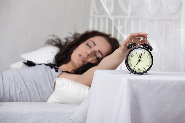 Evdeki Yatak Odasında Uyuyan Genç Bir Kadın Çalar Saat Alarm — Stok fotoğraf