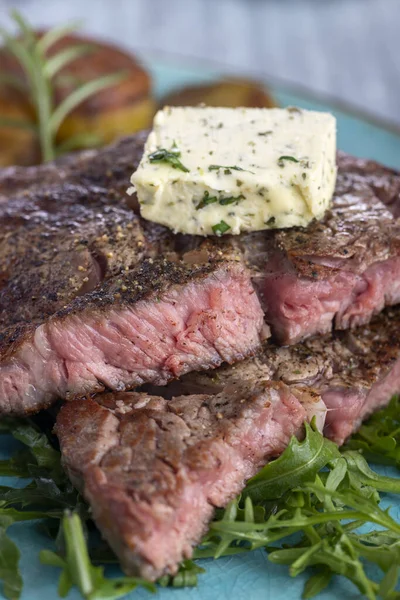 Steak Grillé Juteux Dans Une Assiette — Photo