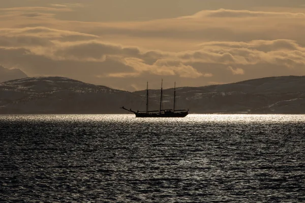 Ett Ensamt Skepp Och Solen — Stockfoto