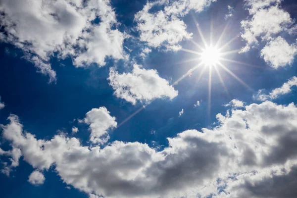 Gün Batımında Beyaz Bulutlu Mavi Gökyüzü Manzara — Stok fotoğraf