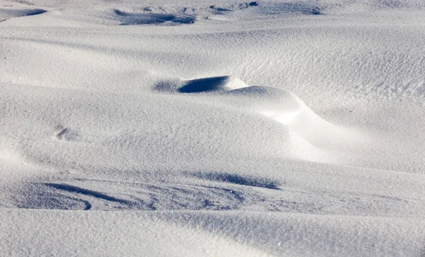 Tiefe Schneeverwehungen Ein Frostiger Wintermorgen Auf Dem Boden Lagen Schneeverwehungen Stockfoto