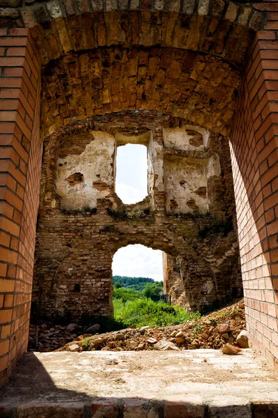 Leere Fensteröffnungen Einem Verlassenen Roten Backsteingebäude Den Ruinen Einer Festung — Stockfoto