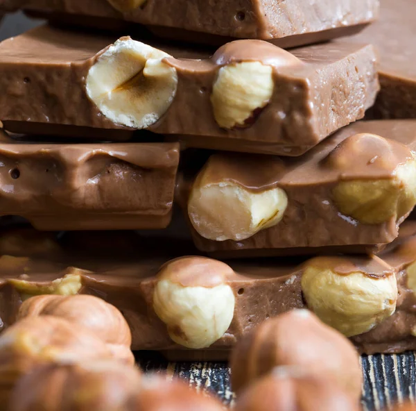 Chocolate Real Amargo Fotografado Close Com Avelãs Inteiras Dentro Lado — Fotografia de Stock